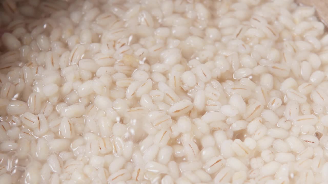 用热水配制珍珠大麦。这种谷物非常适合做意大利调味饭和肉饭视频下载