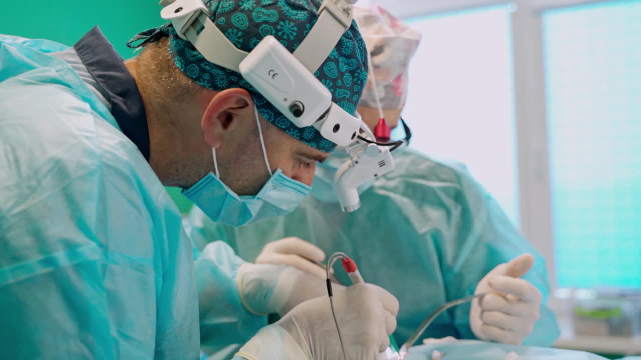 在手术室工作的一组外科医生。在医院里，外科医生们齐心协力进行手术以挽救生命视频下载