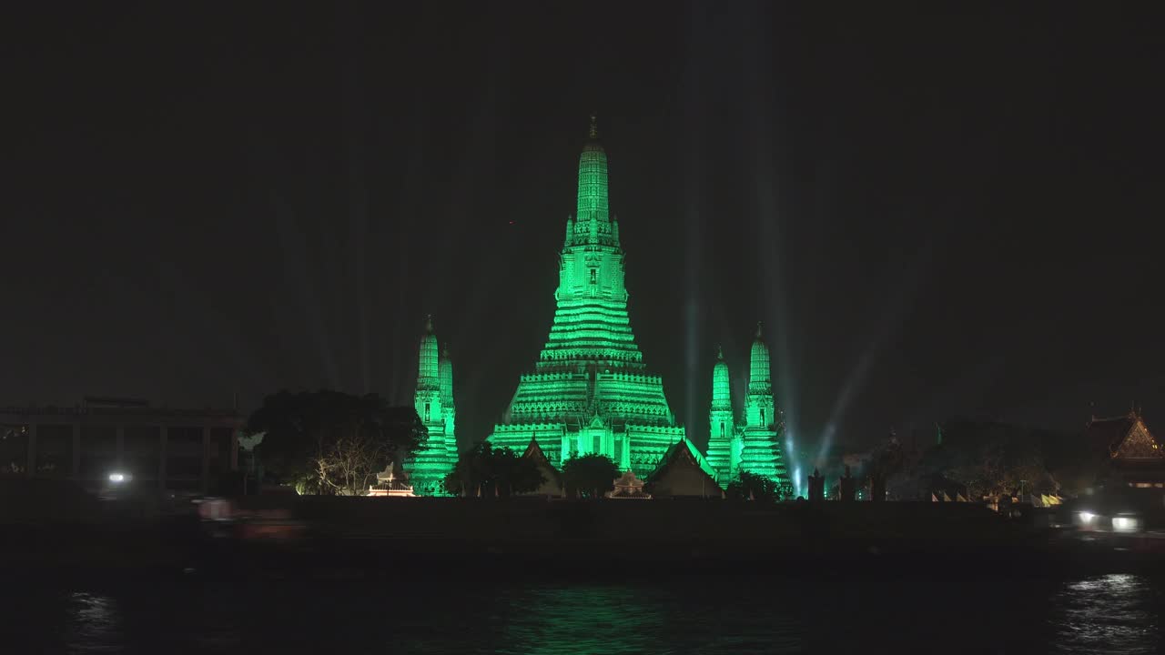 Wat Arun，寺庙黎明在曼谷，泰国点亮绿色庆祝圣帕特里克节又名爱尔兰共和国国庆日。视频下载