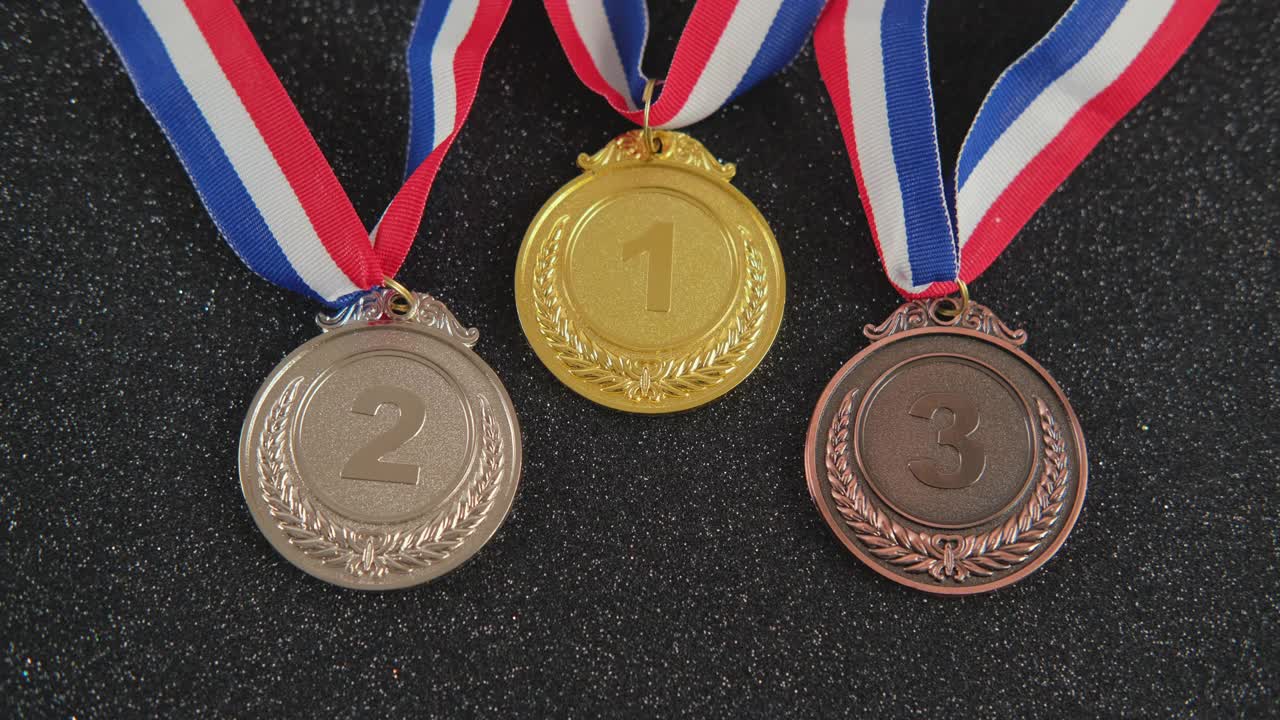 银牌，金牌，铜牌的运动奖牌上有冠军的丝带。视频下载