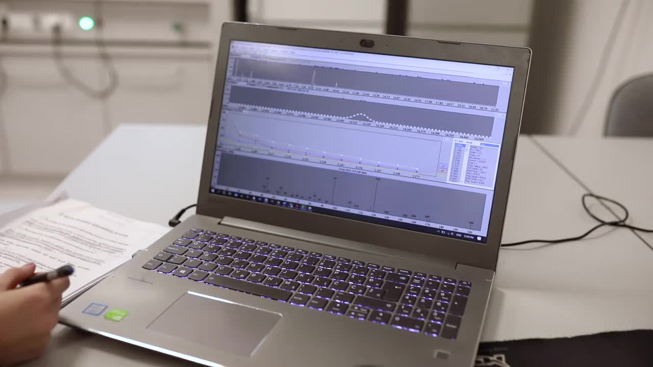 化学实验室里的学生通过笔记本电脑来读取粒子视频下载