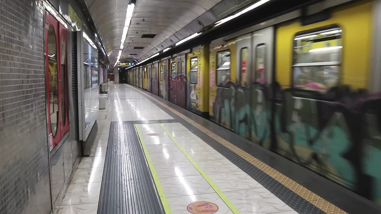 那不勒斯-地铁从大学站出发视频下载