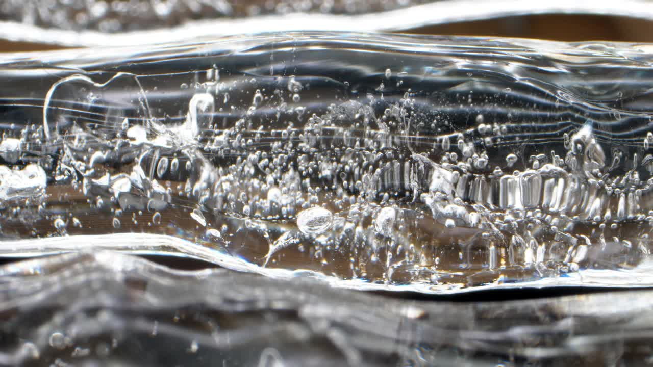 大块透明的冰，上面有冰冻的气泡图案视频下载