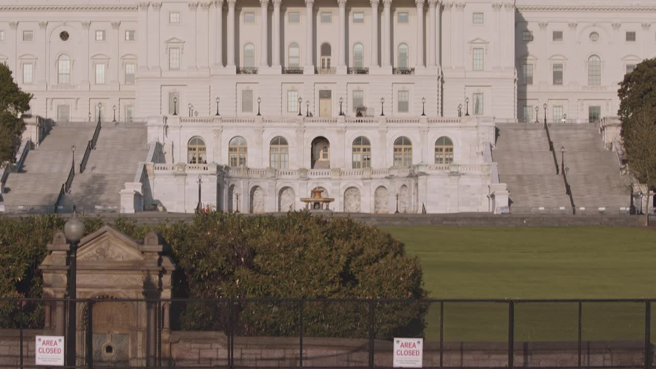 国会大厦西立面和圆顶与美国国旗在华盛顿特区视频下载