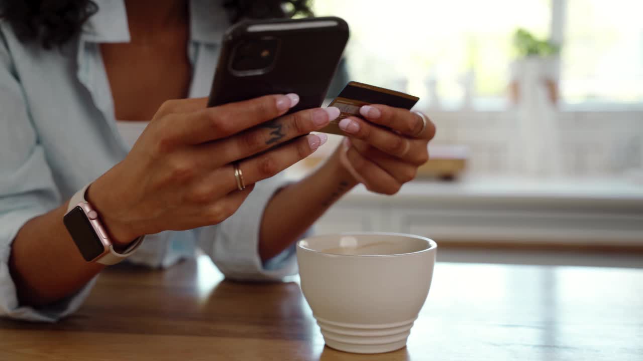 混血女性用手机和信用卡进行在线支付视频素材
