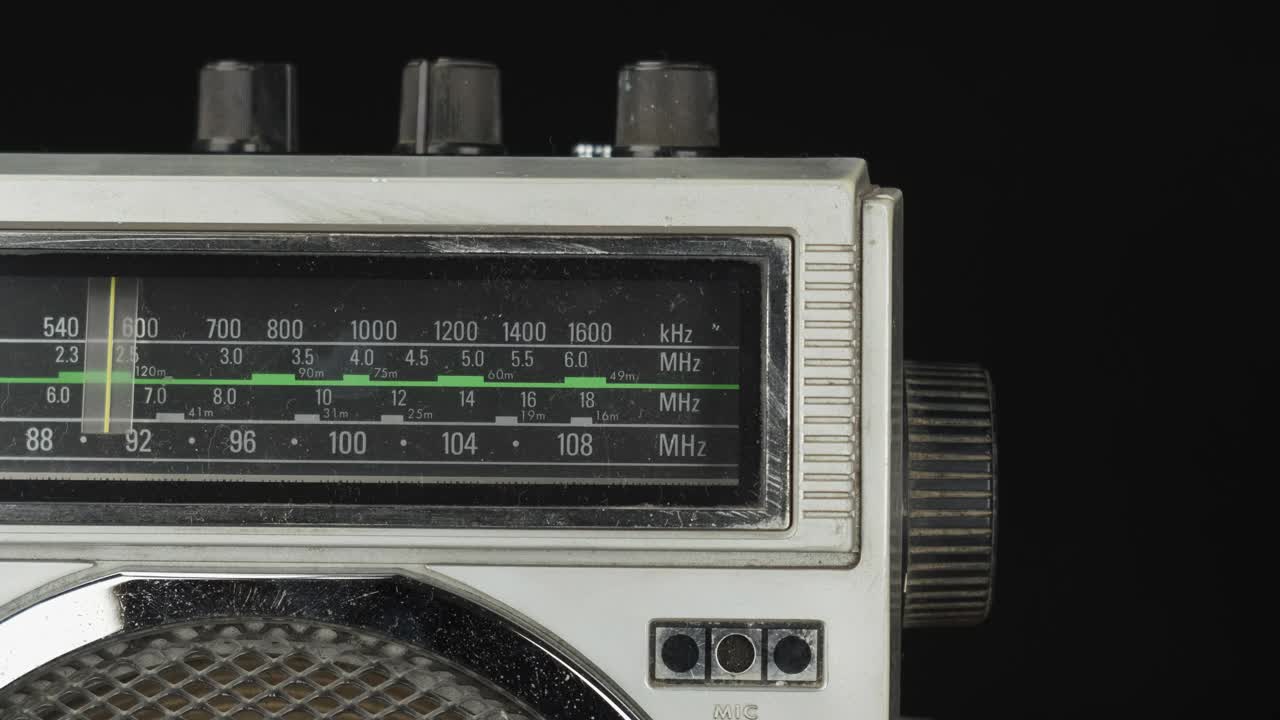 老式收音机接收机和录音机与调频规模。根据接收器的比例调整模拟无线电频率。视频下载