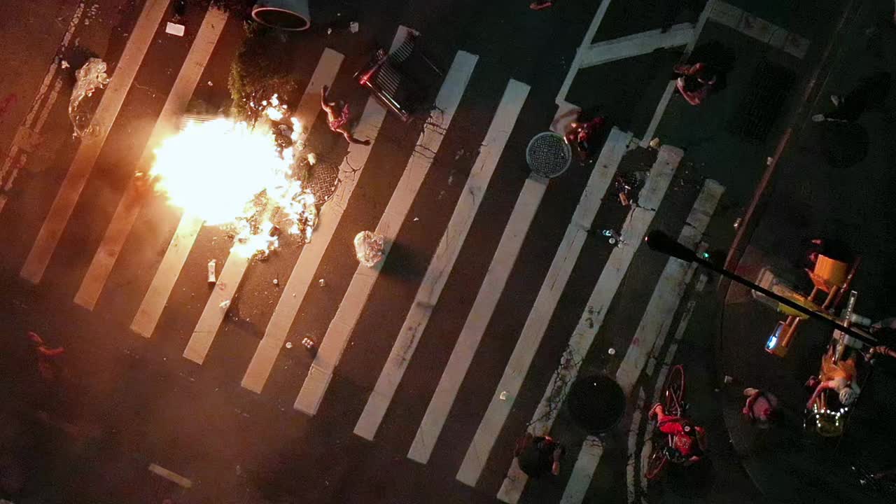 抗议者晚上在街上焚烧垃圾桶视频下载