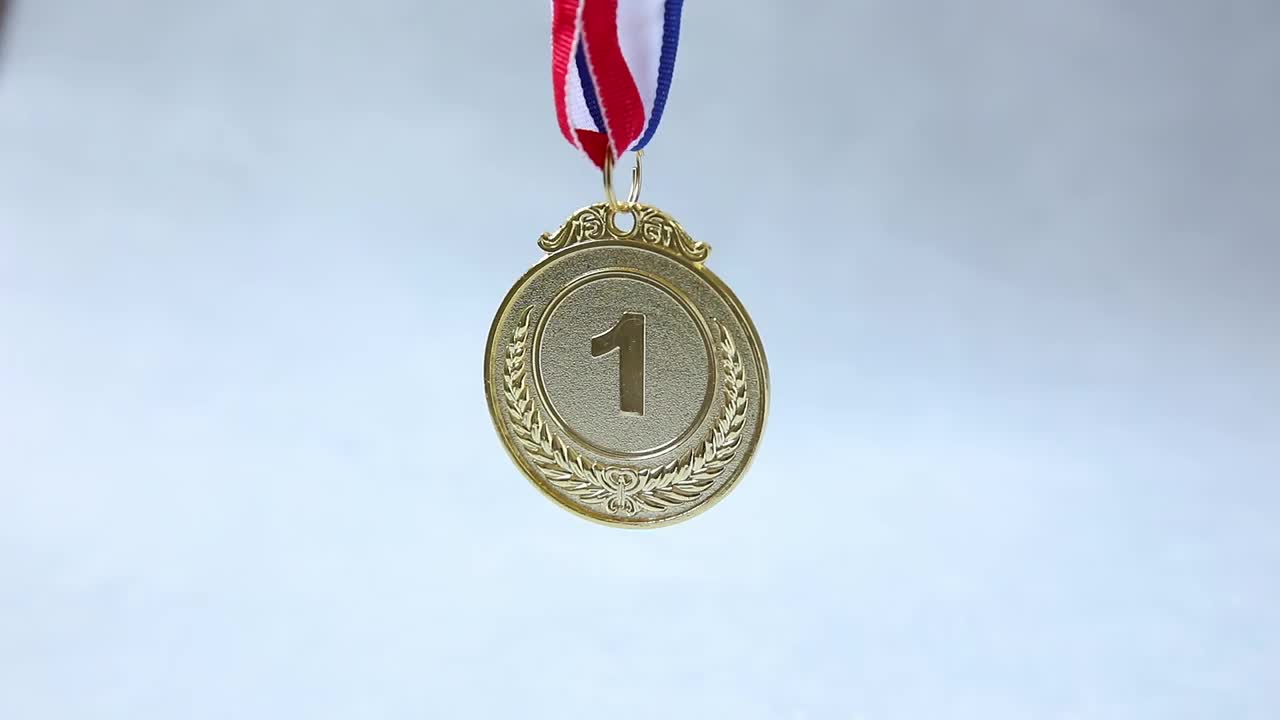 获奖者或冠军金牌上的混凝土石头灰色背景。赢得比赛第一名。胜利或成功的概念视频下载