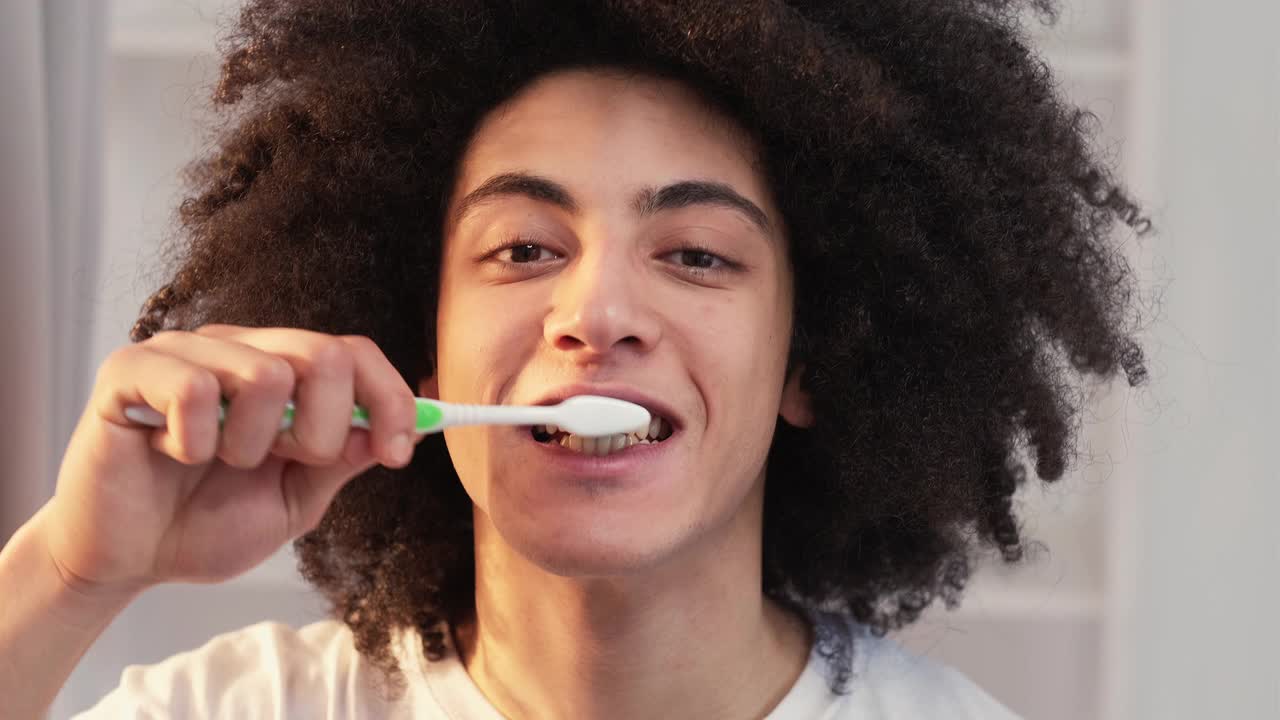 牙齿保健，口腔卫生，快乐的家伙刷牙视频下载