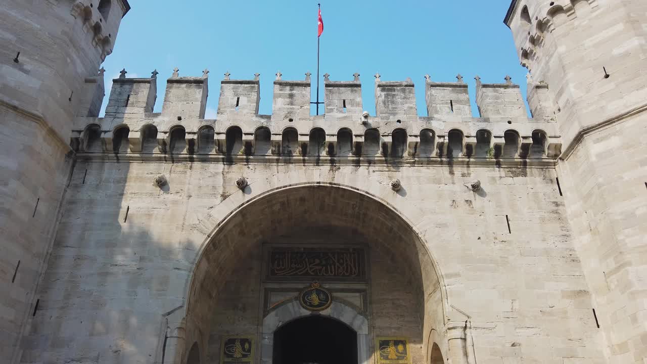土耳其伊斯坦布尔的托普卡皮宫大门视频下载