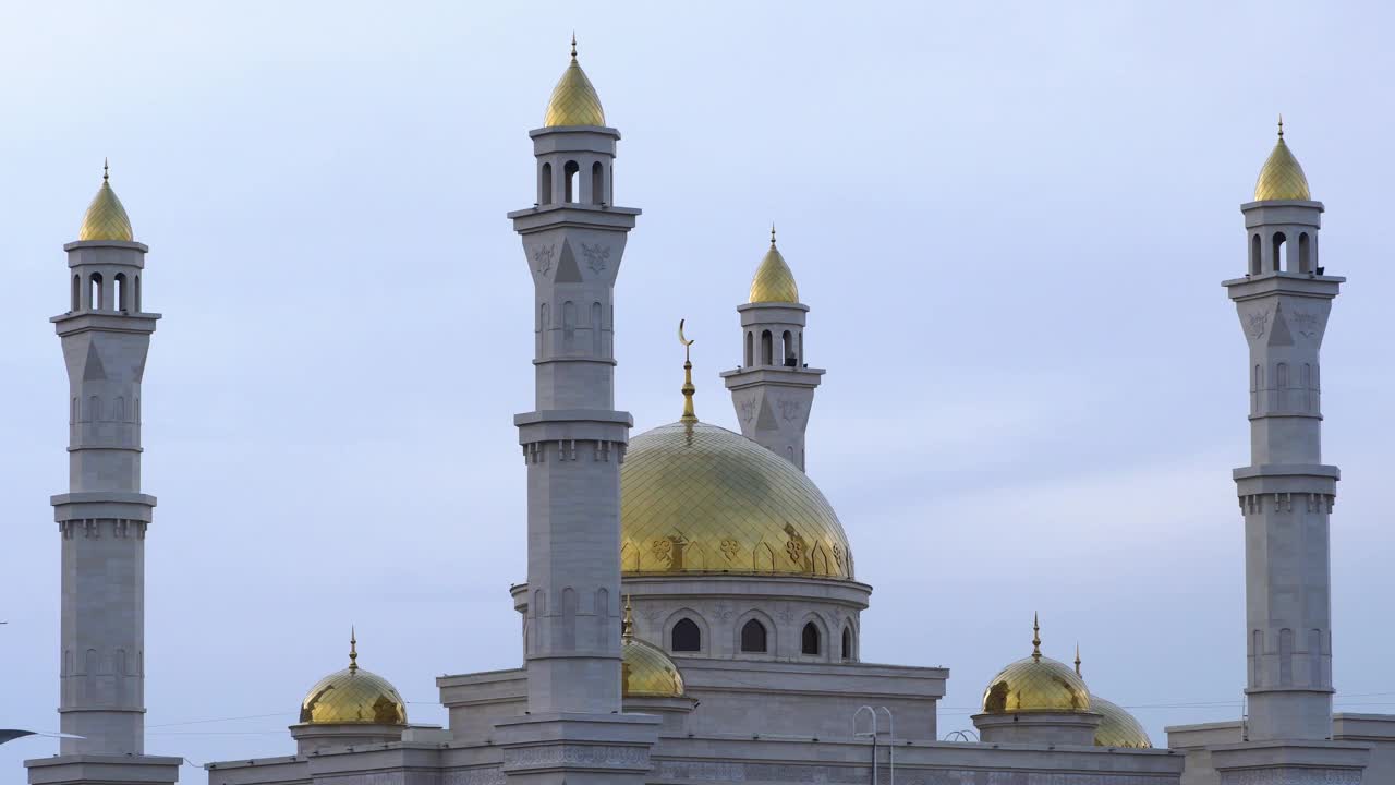 一个穆斯林清真寺，金色的尖塔和新月对着天空。在伊斯兰教文化中，用来祈祷和崇拜穆斯林的真主和信仰安拉的宗教寺庙。视频4 k放大视频下载