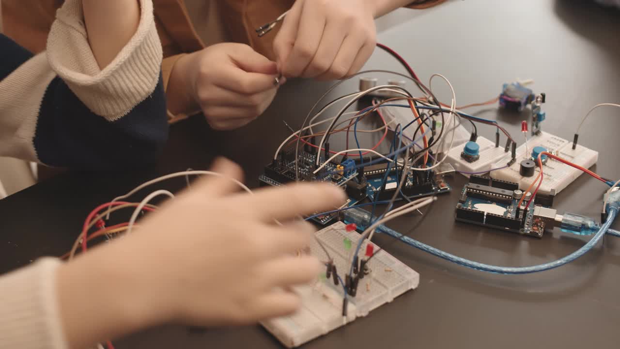 在教室里制造机器人的学生视频下载