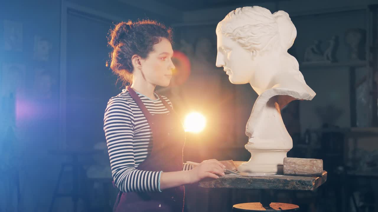 女艺术家正在刷石膏雕塑视频下载