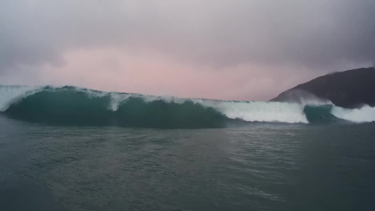 大浪拍打着海岸，日落时分的水下景色视频下载