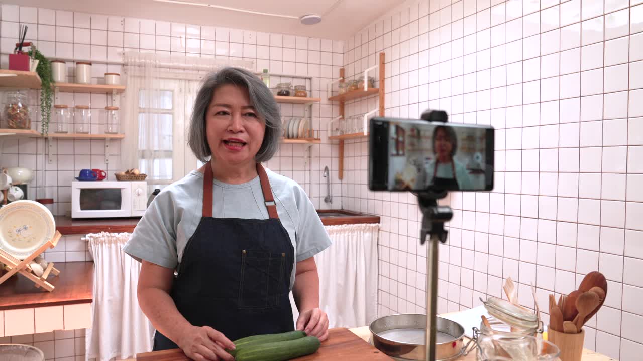 奶奶正在用手机教烹饪。它也被称为视频博客，是一种区分老年人和现代科技的媒介。我们必须适应以跟上。视频下载