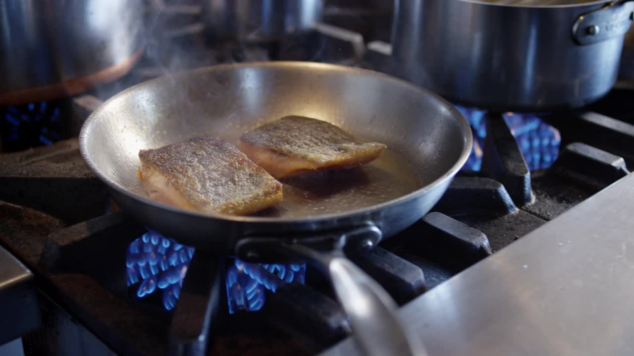 完美的脆皮鲑鱼在不锈钢锅里滋滋作响视频下载