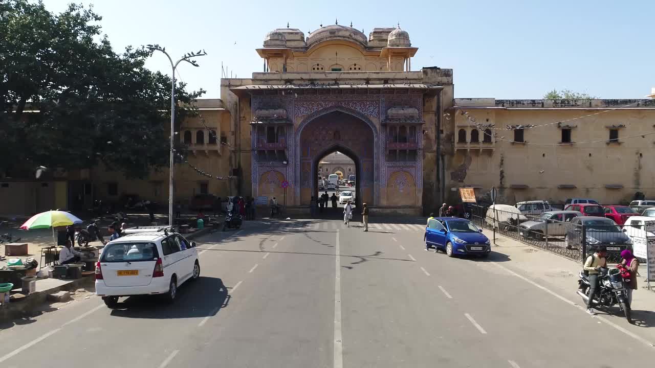 鸽子飞越老斋浦尔城墙城门的4K无人机视频，斋浦尔，拉贾斯坦邦，印度，南亚视频下载