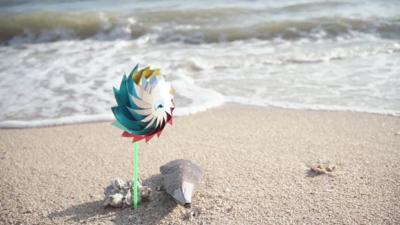 沙滩上的玩具风车视频下载