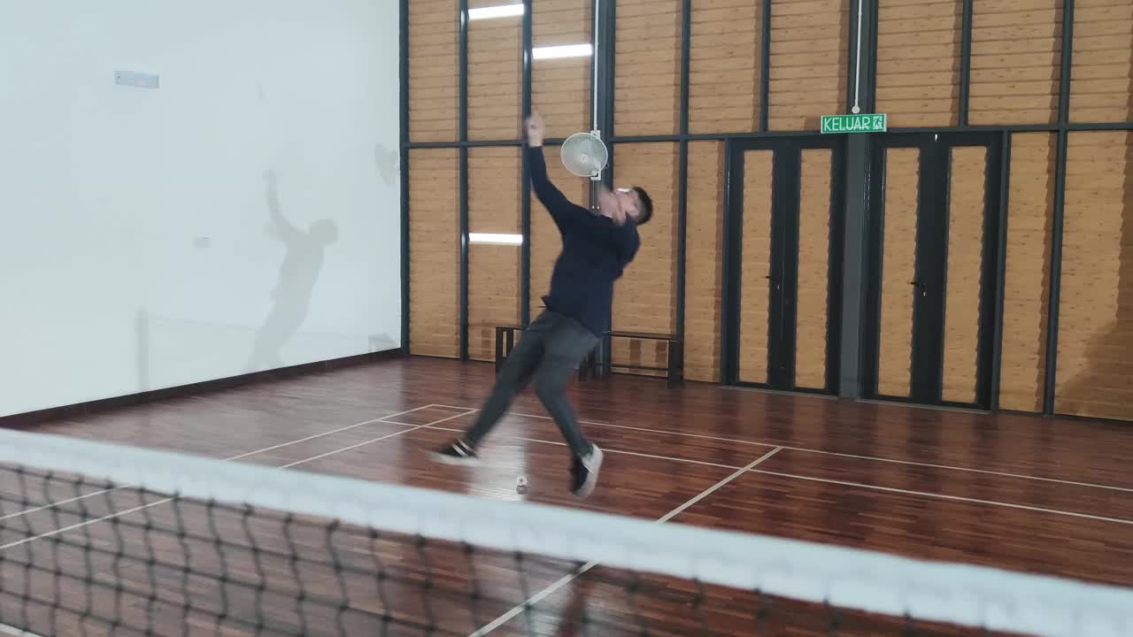 亚洲华人成熟男子打羽毛球视频下载