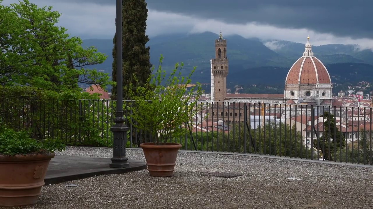 从米开朗基罗广场附近的露台上看到的圣玛利亚大教堂和佛罗伦萨市政厅的宫殿(全景相机运动)。意大利视频下载