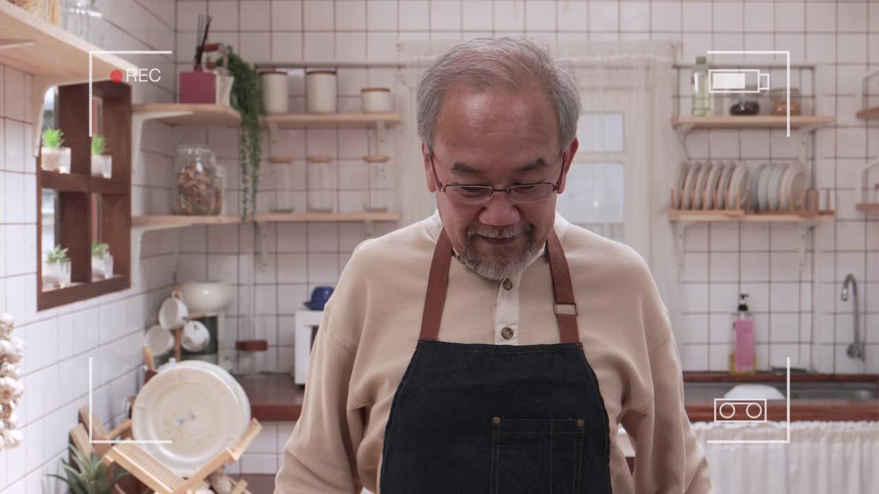 爷爷正在用他的手机教烹饪。它也被称为视频博客，是一种区分老年人和现代科技的媒介。我们必须适应以跟上。视频下载