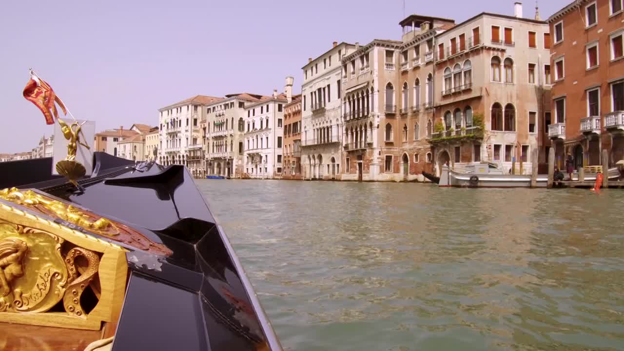 意大利威尼斯的一艘平底船在白天拍摄的广角大运河视频下载