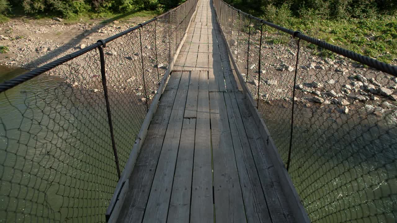 吊桥喀尔巴阡山脉，乌克兰视频下载