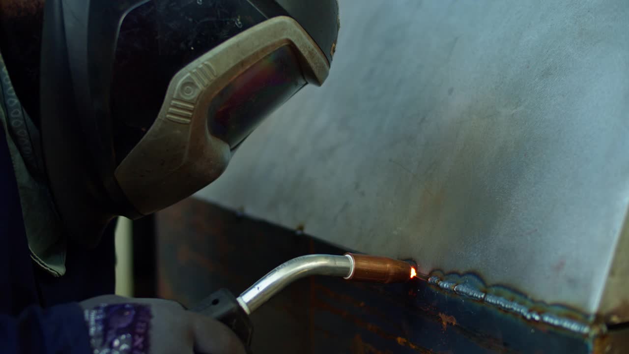 一个金属工人焊接的特写视频下载