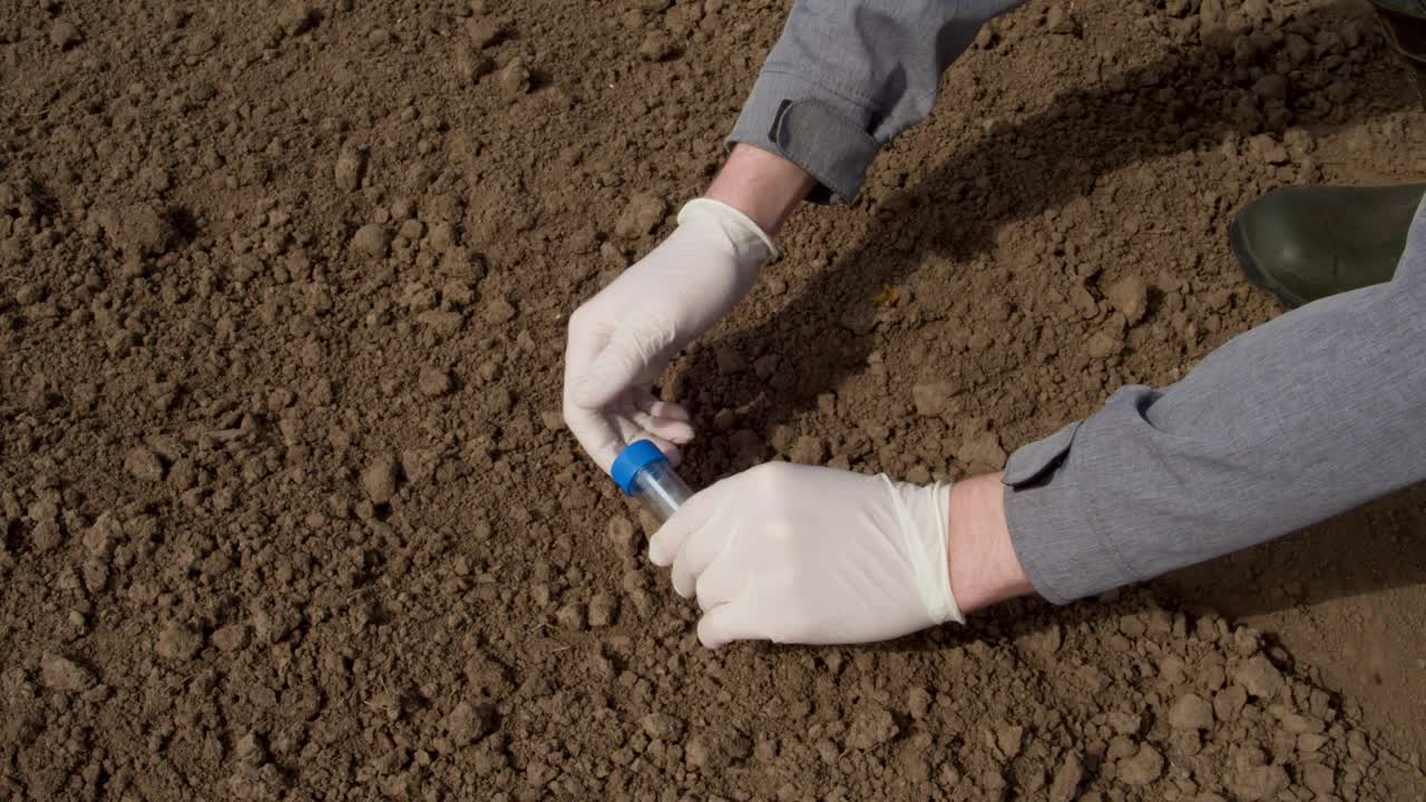 农学家手抓土壤块到实验室管进行化学研究视频下载