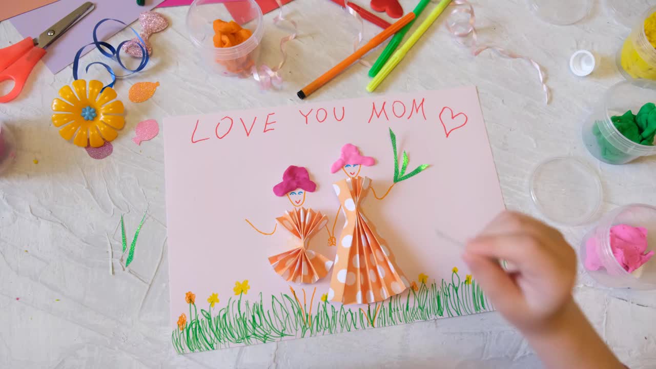 孩子用纸和粘土，橡皮泥自制贺卡作为母亲节，生日或情人节的礼物。艺术工艺概念。视频下载