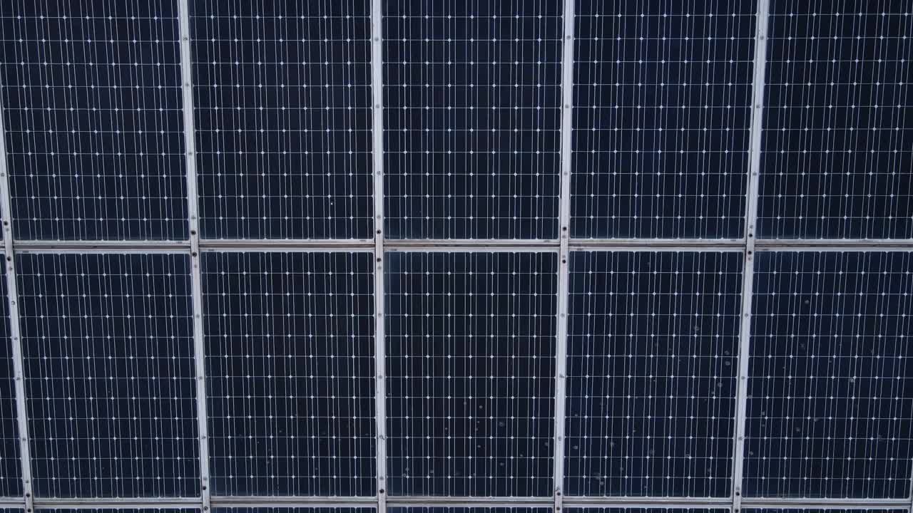 从正上方缩小大型太阳能发电站视频下载