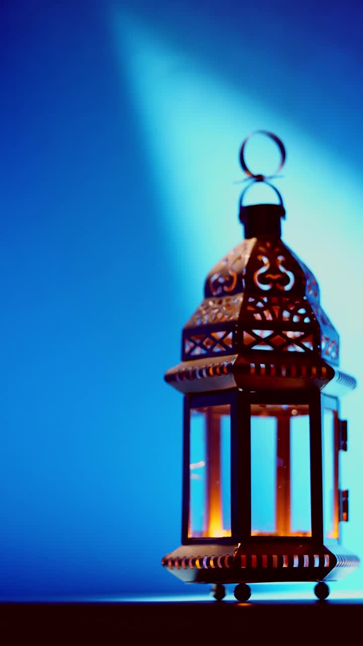 蓝色背景的阿拉伯灯笼视频素材
