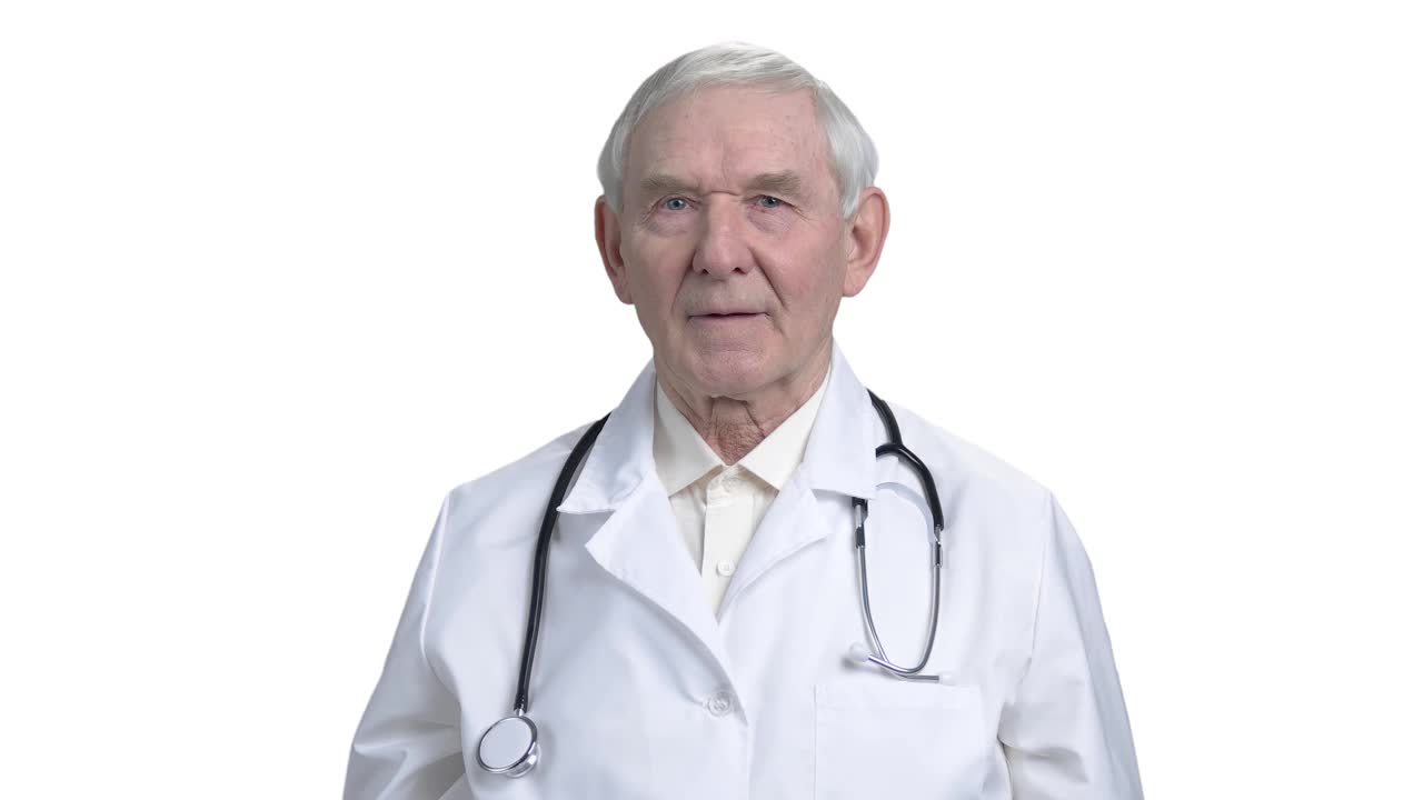 上了年纪的爷爷戴着外科耳圈口罩。视频下载
