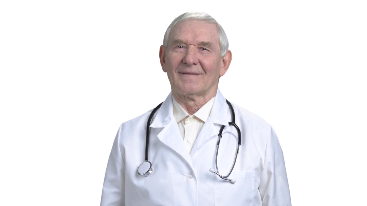 老白人医生在白色孤立的背景。视频下载