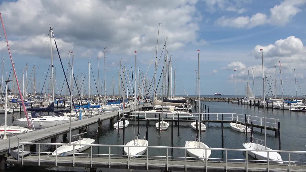 在德国基尔附近的希尔克see码头有很多船。视频下载