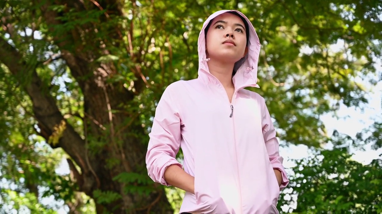 亚洲妇女的肖像在运动服装拉链夹克视频下载