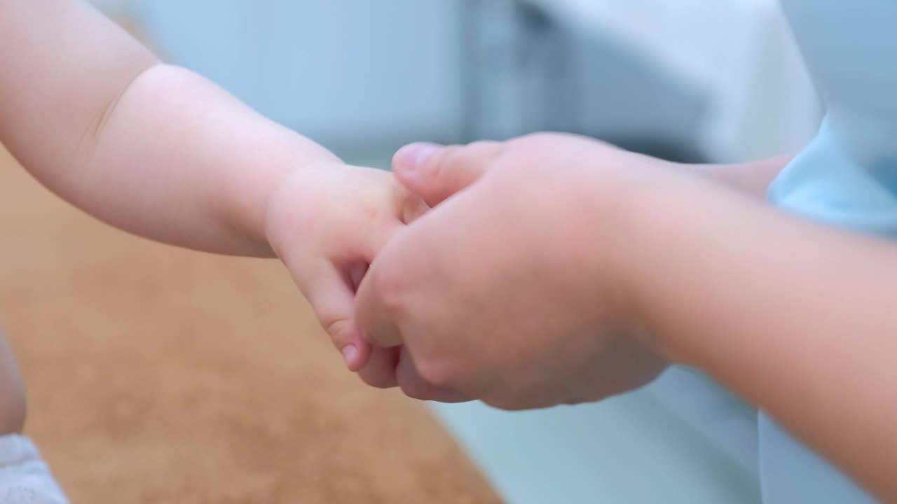 专业的医生按摩师在诊所给宝宝做按摩，特写。视频下载