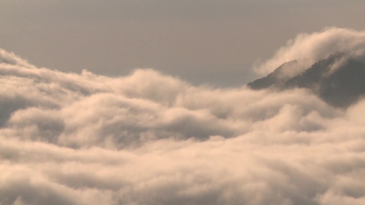 福登山口的雾和伊鲁卡盆地的库德海视频素材
