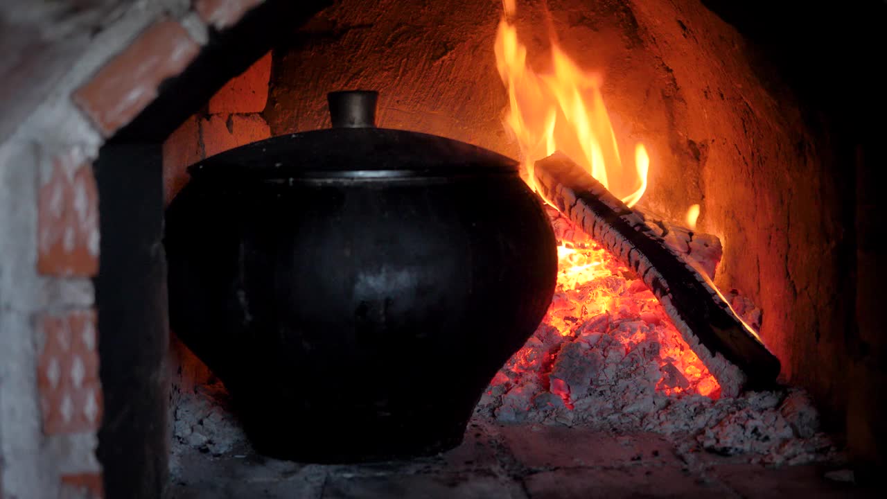 15、炉中铸铁锅。火在燃烧。健康的食物准备视频下载