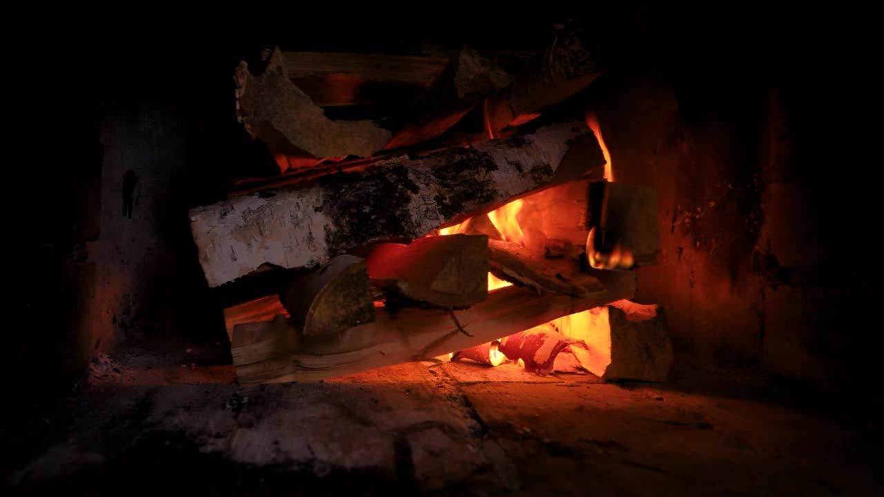 桦木在火炉或壁炉中燃烧。摄像机来回拍摄视频下载