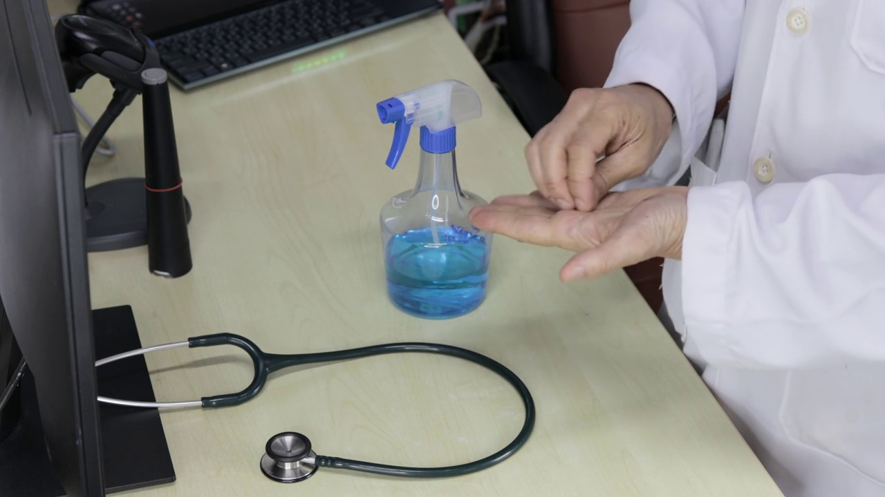 一位医生正在用消毒剂洗手。视频下载