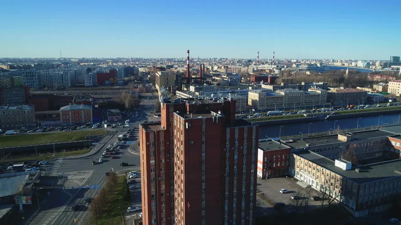 从空中俯瞰，俄罗斯圣彼得堡一个拥有四车道沥青公路的工业区。远离市中心的居民区和偏远地区。现代城市的航空摄影。视频素材