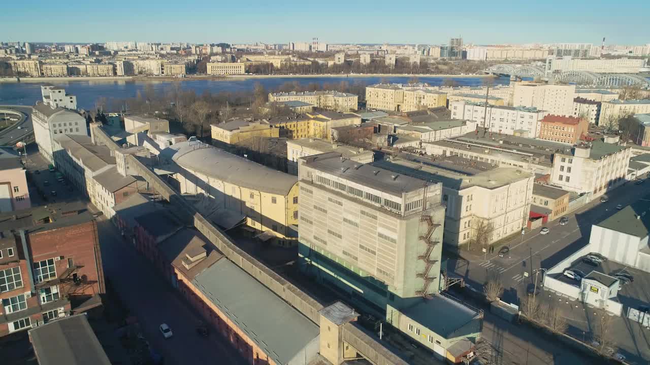 俄罗斯圣彼得堡工业建筑的鸟瞰图。远离市中心的居民区和偏远地区。现代城市的航空摄影。视频素材
