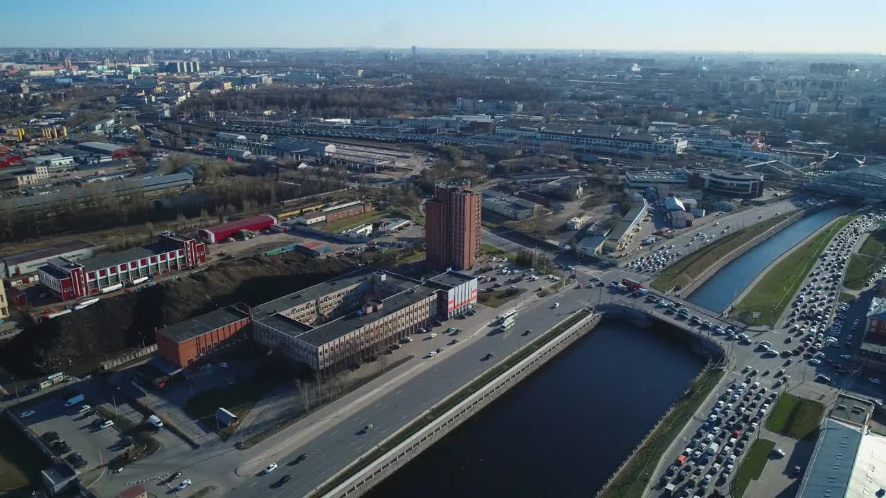 俄罗斯圣彼得堡的鸟瞰图，这座桥横跨水渠，汽车在城市中行驶。视频素材