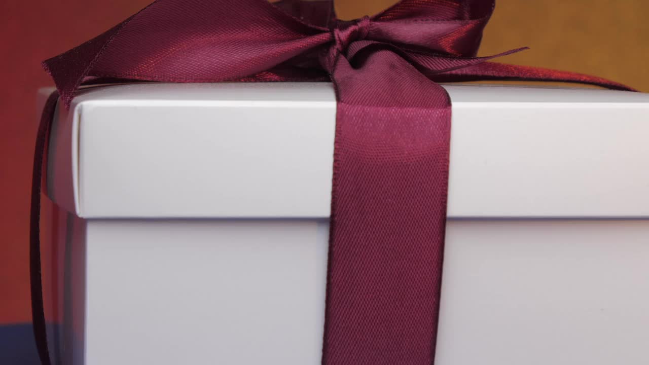 白色礼物纸盒与紫色丝带和蝴蝶结视频下载