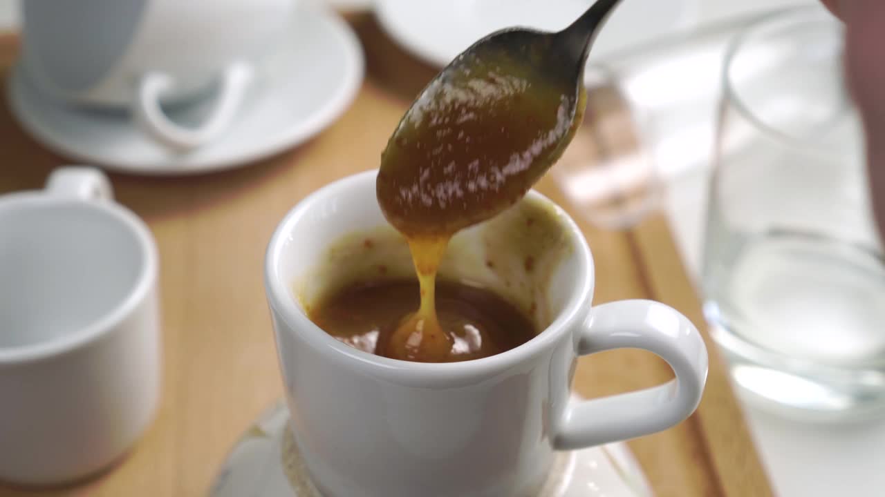 无花果酱加种子，一茶匙。在白色杯子里搅拌自制的甜点视频下载