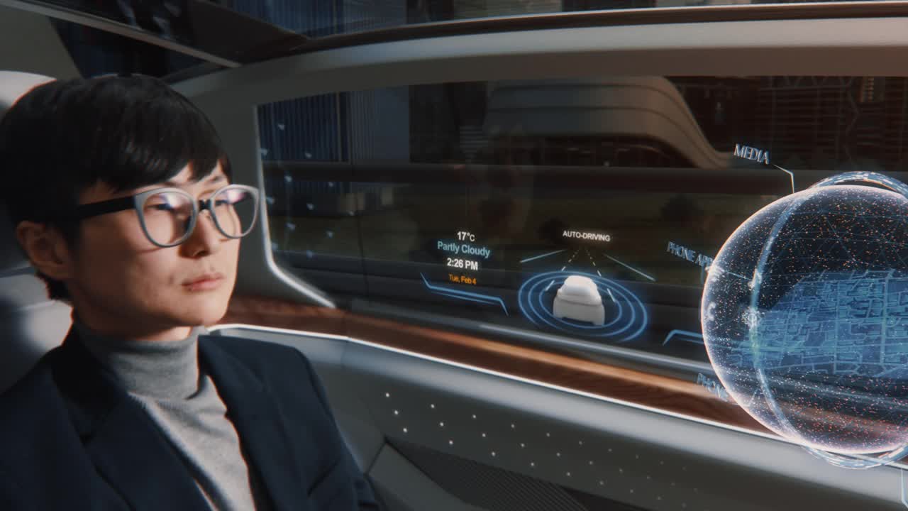 未来主义概念:时尚的日本商人坐在自动驾驶汽车的后座上，在交互式增强现实3D导航应用程序上查看到达地点。视频下载