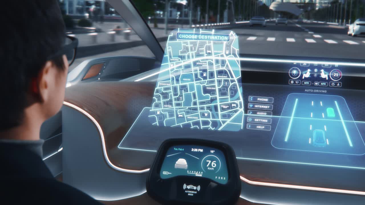 未来主义概念:时尚商人坐在无人驾驶零排放电动汽车上，在增强现实仪表盘上的交互式3D导航应用程序上设置位置。视频素材