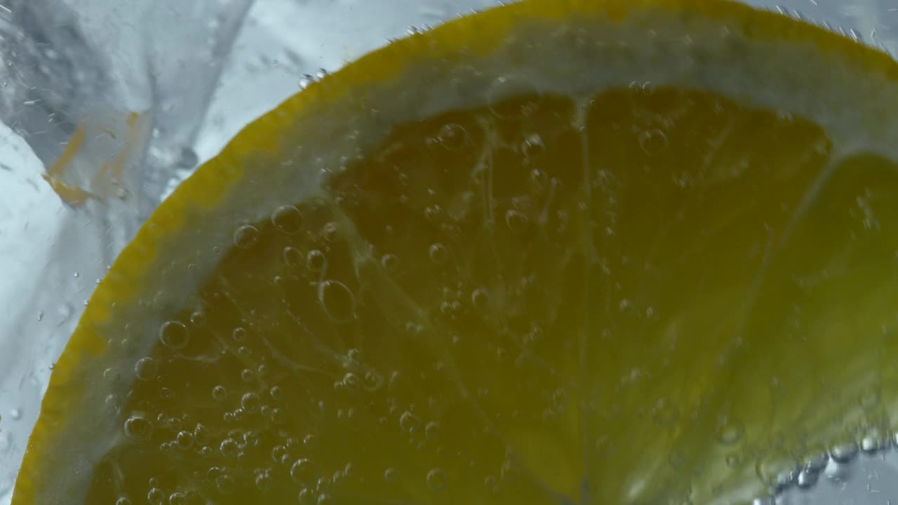 柠檬和冰块在饮料中漂浮视频下载