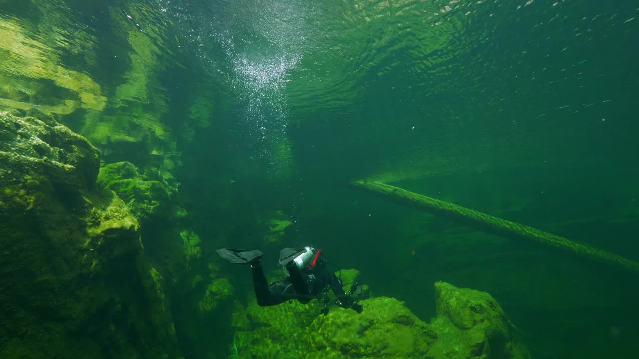 近距离拍摄的潜水员拍摄海底度假期间-不列颠哥伦比亚省，加拿大视频下载